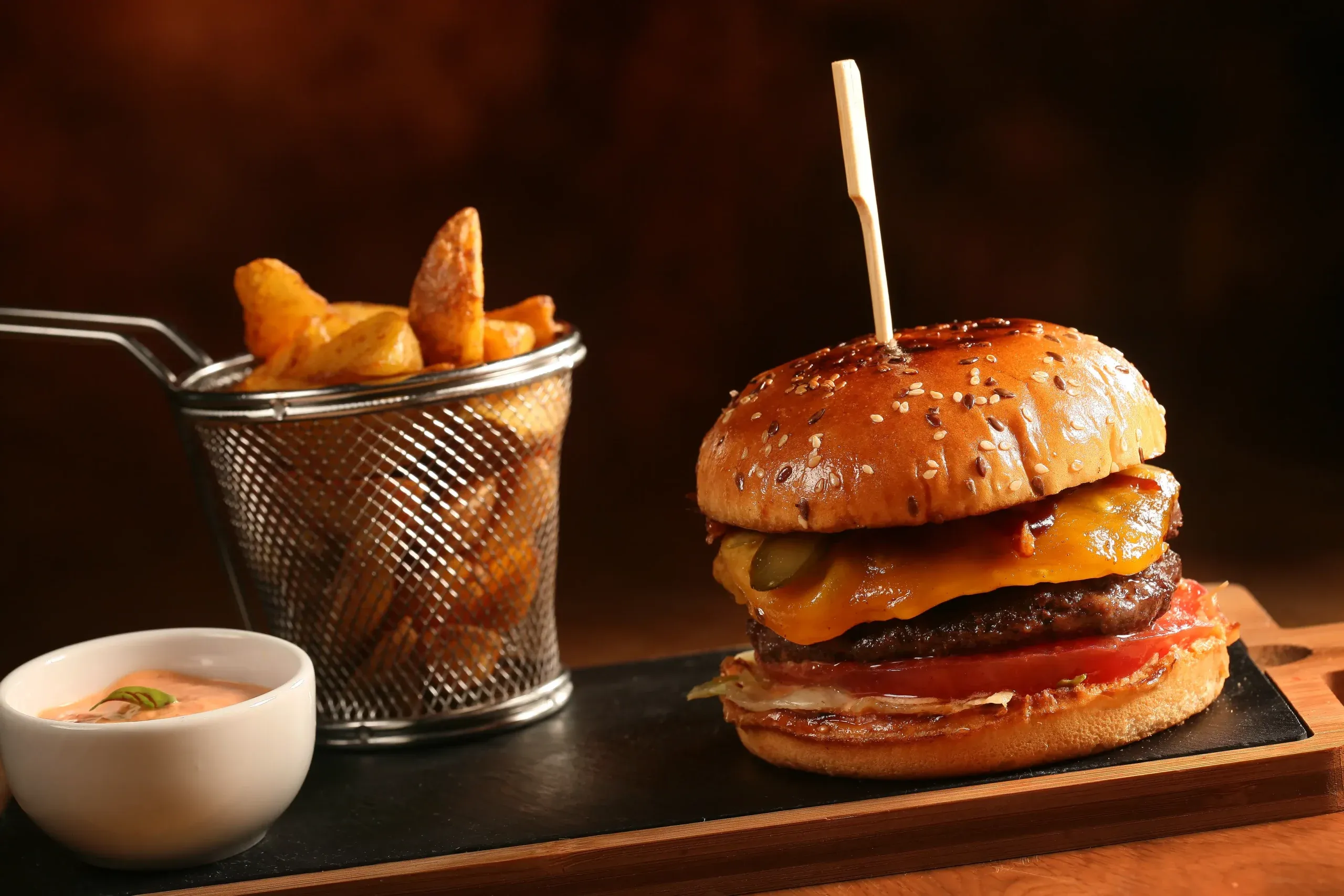 Burger cu inele de ceapa si sos unguresc