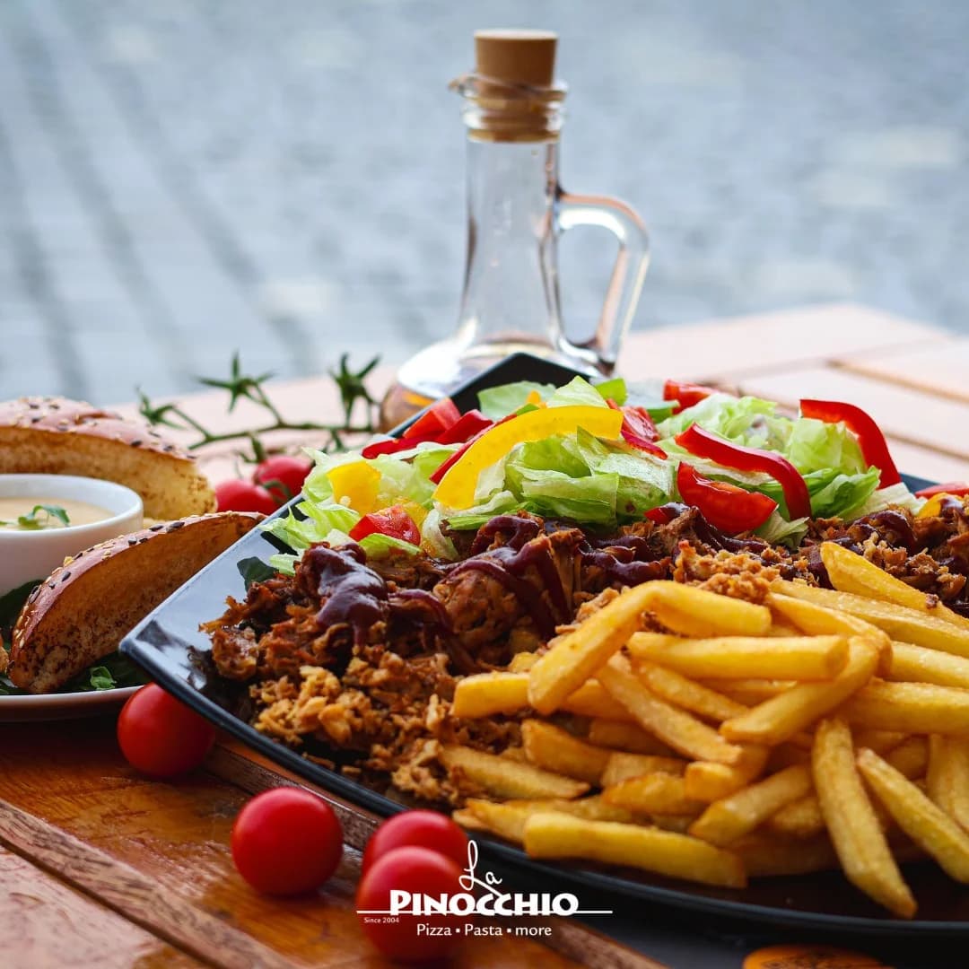 Terasa și interiorul restaurantului La Pinocchio, Piața Unirii Timișoara